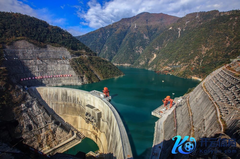 这是国度能源集团大渡河大岗山水电站大坝全貌（贵寓像片）。新华社发（李丽 摄）